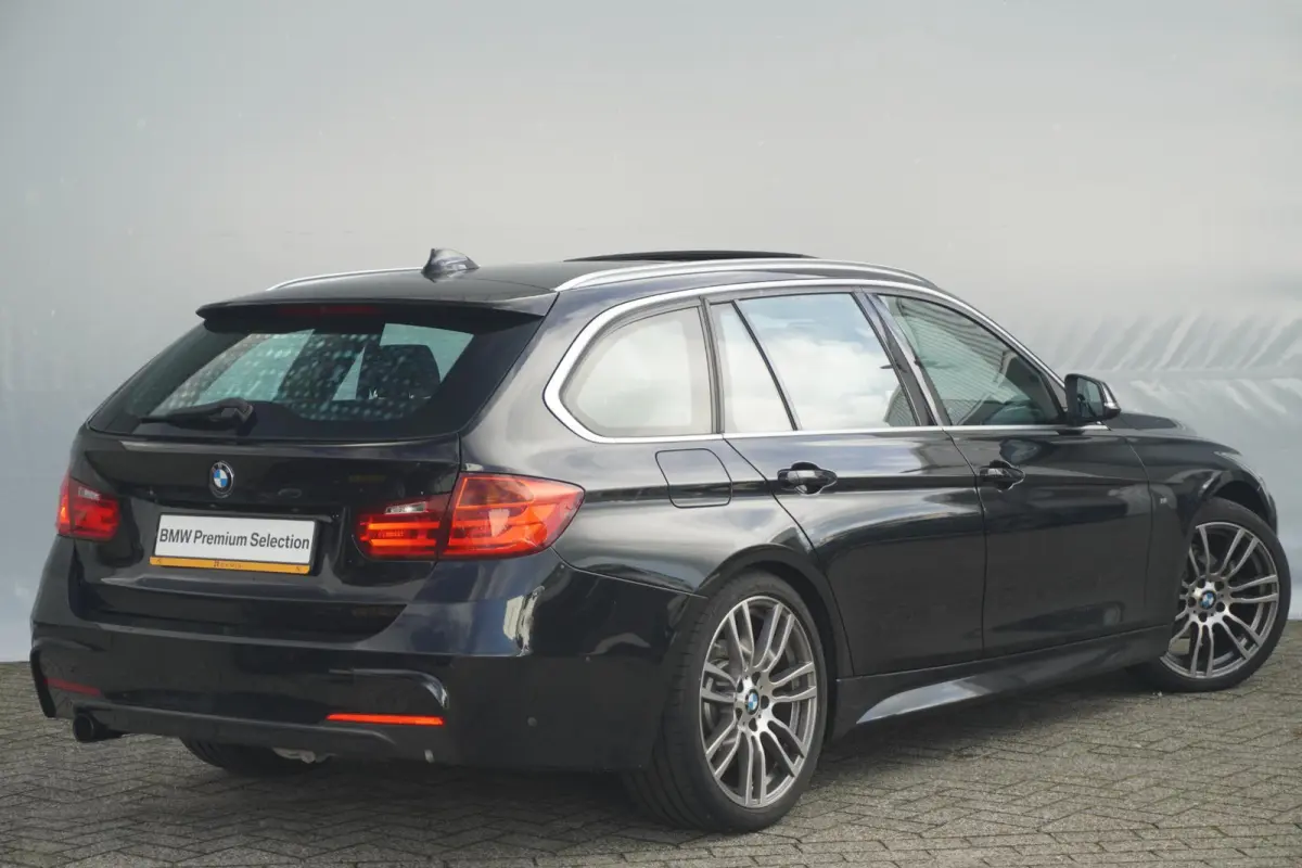 320i M Sportpakket / Harman Kardon / Panoramadak / Leder / Trekhaak / Achteruitrijcamera
