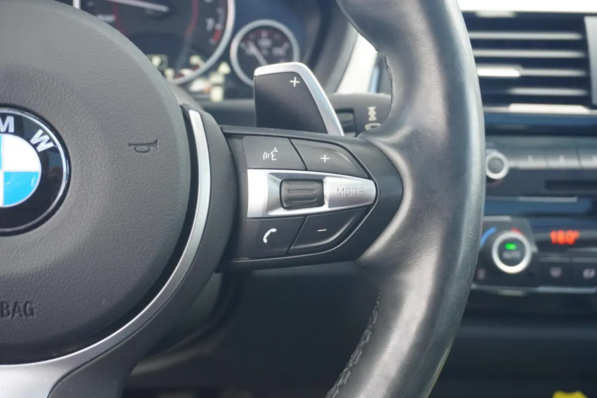 320i M Sportpakket / Harman Kardon / Panoramadak / Leder / Trekhaak / Achteruitrijcamera
