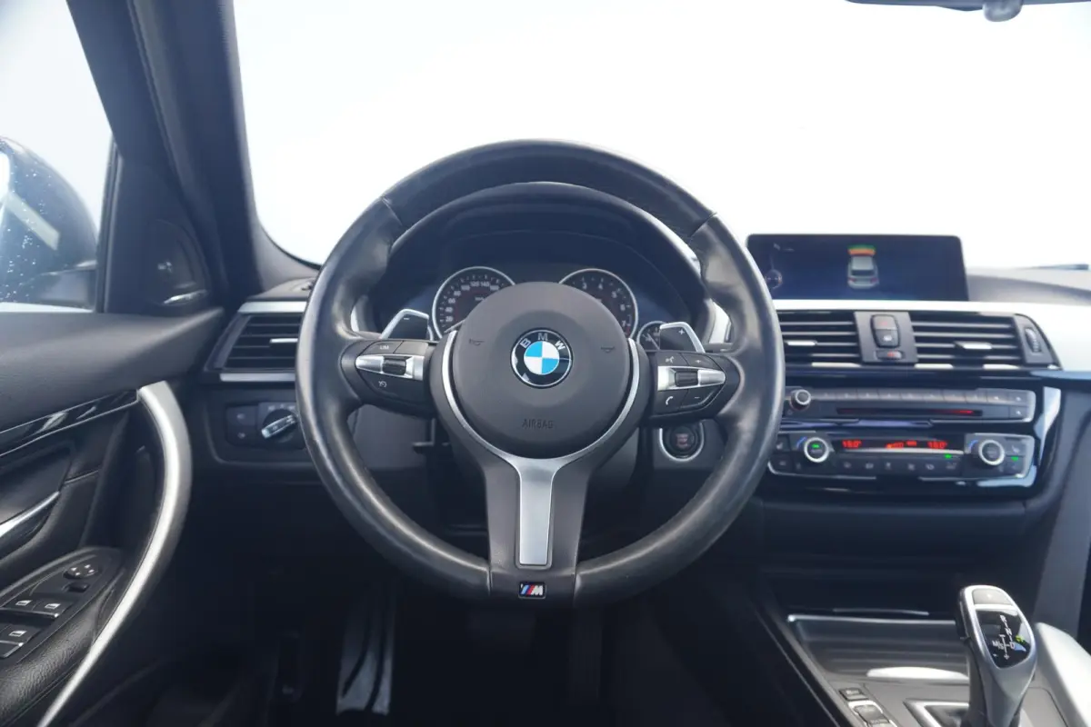 320i M Sportpakket / Harman Kardon / Panoramadak / Leder / Trekhaak / Achteruitrijcamera