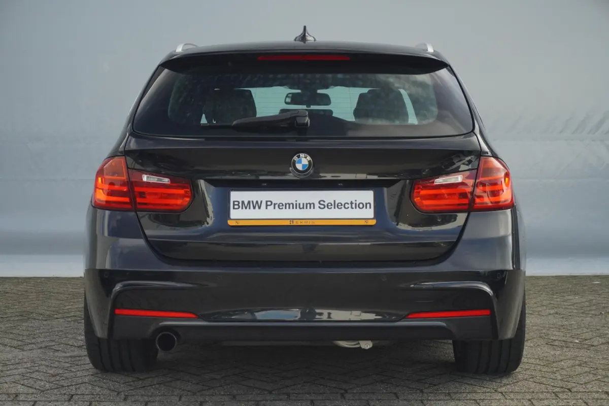 320i M Sportpakket / Harman Kardon / Panoramadak / Leder / Trekhaak / Achteruitrijcamera