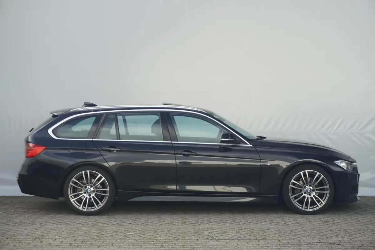 320i M Sportpakket / Harman Kardon / Panoramadak / Leder / Trekhaak / Achteruitrijcamera