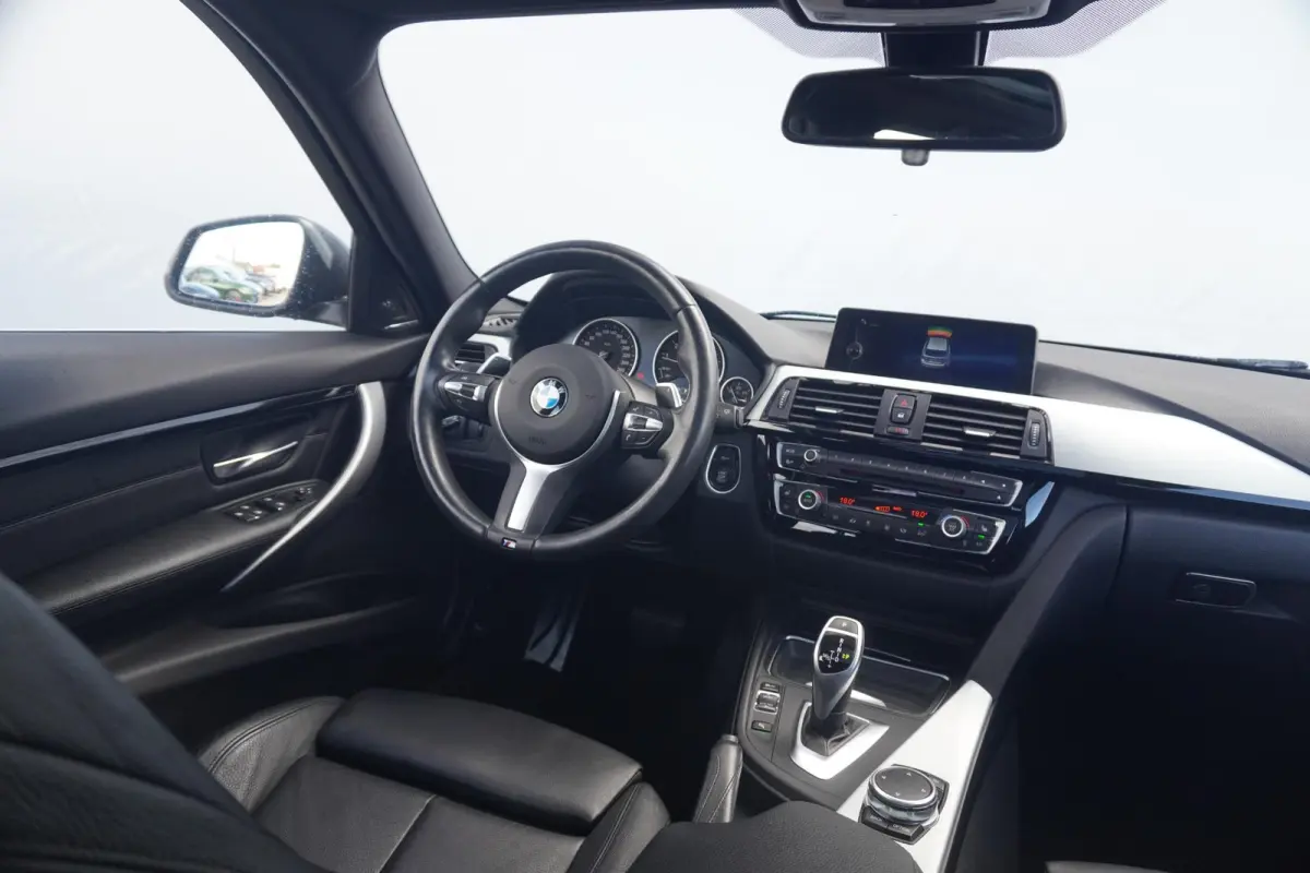 320i M Sportpakket / Harman Kardon / Panoramadak / Leder / Trekhaak / Achteruitrijcamera