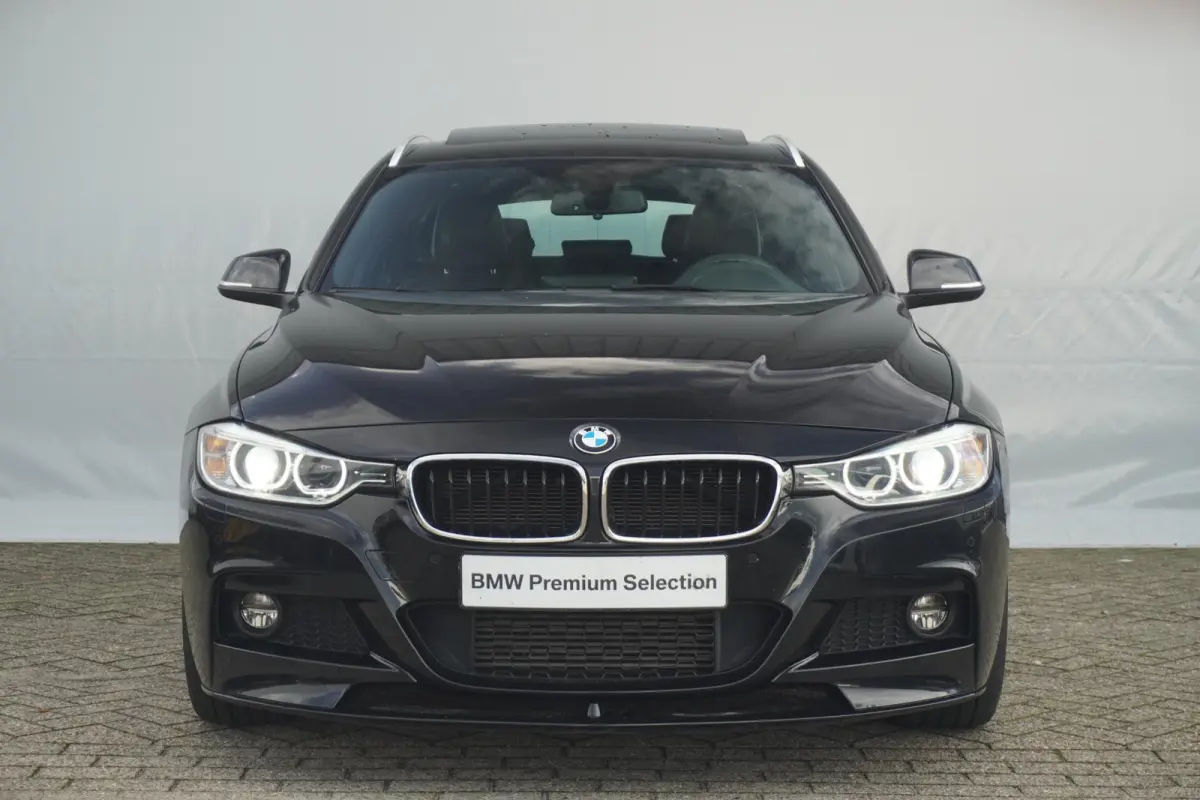 320i M Sportpakket / Harman Kardon / Panoramadak / Leder / Trekhaak / Achteruitrijcamera