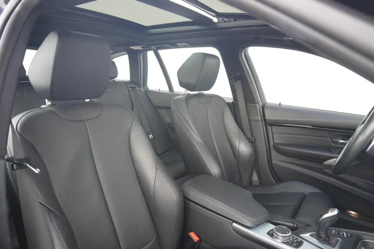 320i M Sportpakket / Harman Kardon / Panoramadak / Leder / Trekhaak / Achteruitrijcamera