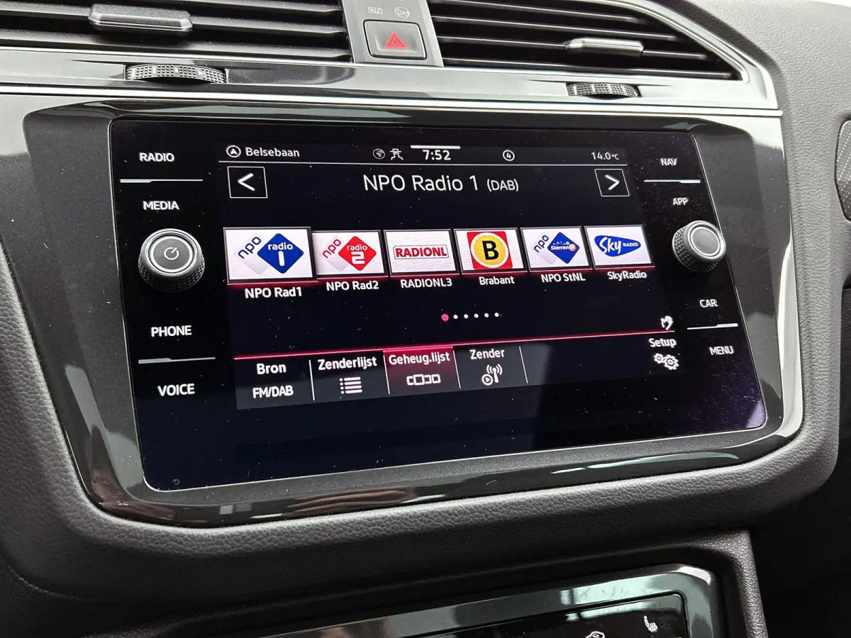 1.5 TSI R-Line Business | 150 PK | Panorama Schuif/Kantel Dak | Stoelverwarming | Trekhaak | Digital Cockpit PRO |
