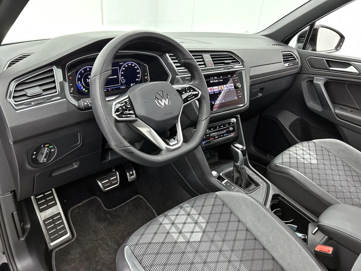 1.5 TSI R-Line Business | 150 PK | Panorama Schuif/Kantel Dak | Stoelverwarming | Trekhaak | Digital Cockpit PRO |