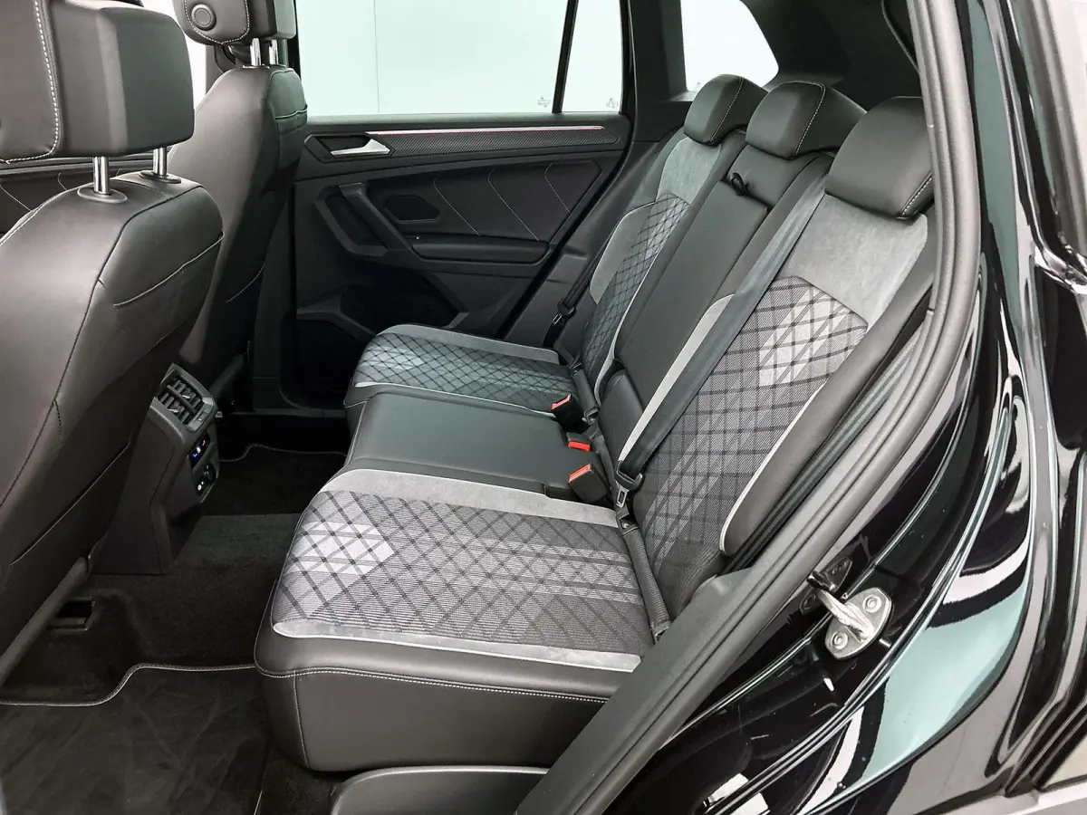 1.5 TSI R-Line Business | 150 PK | Panorama Schuif/Kantel Dak | Stoelverwarming | Trekhaak | Digital Cockpit PRO |
