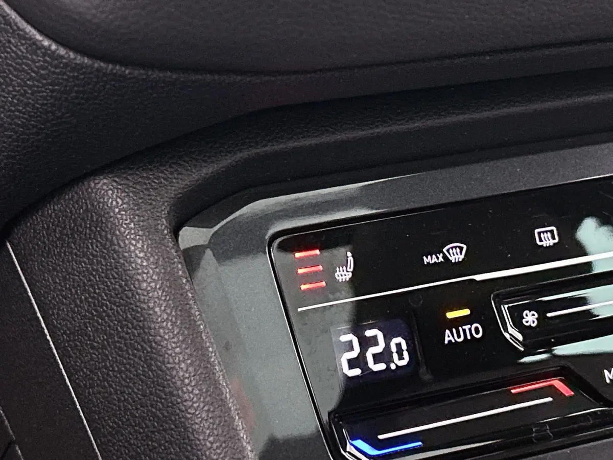 1.5 TSI R-Line Business | 150 PK | Panorama Schuif/Kantel Dak | Stoelverwarming | Trekhaak | Digital Cockpit PRO |