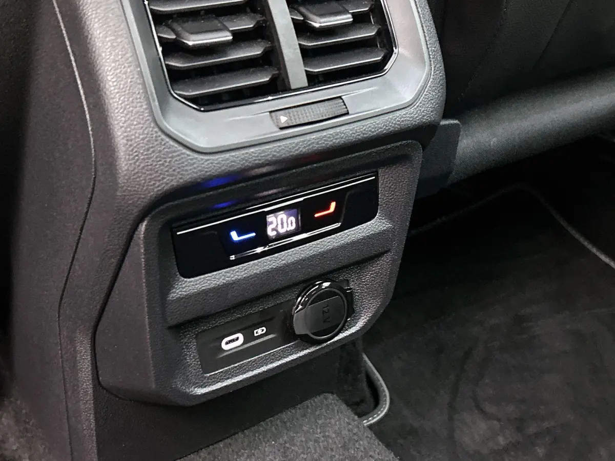 1.5 TSI R-Line Business | 150 PK | Panorama Schuif/Kantel Dak | Stoelverwarming | Trekhaak | Digital Cockpit PRO |