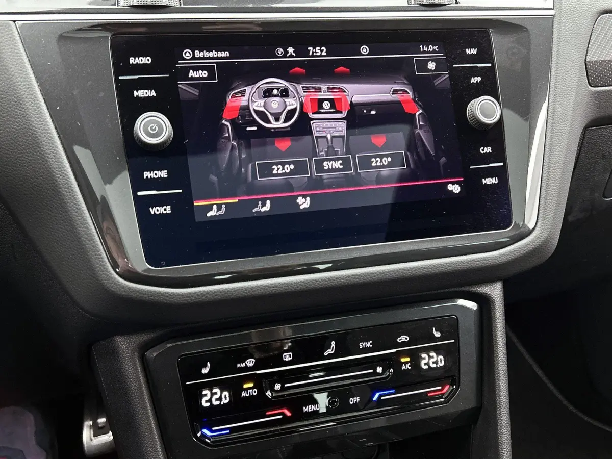 1.5 TSI R-Line Business | 150 PK | Panorama Schuif/Kantel Dak | Stoelverwarming | Trekhaak | Digital Cockpit PRO |