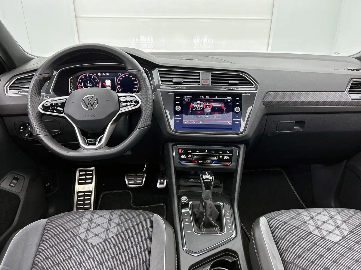 1.5 TSI R-Line Business | 150 PK | Panorama Schuif/Kantel Dak | Stoelverwarming | Trekhaak | Digital Cockpit PRO |