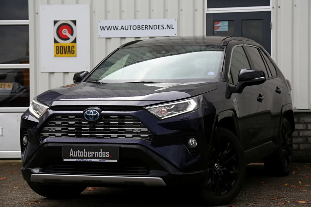 2.5 Hybrid AWD-i Collection*Perfect Toyota Onderh.*Fabrieksgar.t/m08-2031*Pano/Half Leder-Alcantara/JBL/360 Camera/Stoelverw./Stuurverw./Parkeersens.V+A/19 inch LM*