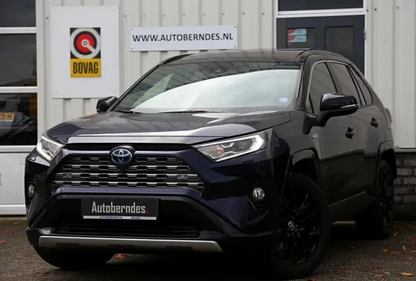 2.5 Hybrid AWD-i Collection*Perfect Toyota Onderh.*Fabrieksgar.t/m08-2031*Pano/Half Leder-Alcantara/JBL/360 Camera/Stoelverw./Stuurverw./Parkeersens.V+A/19 inch LM*