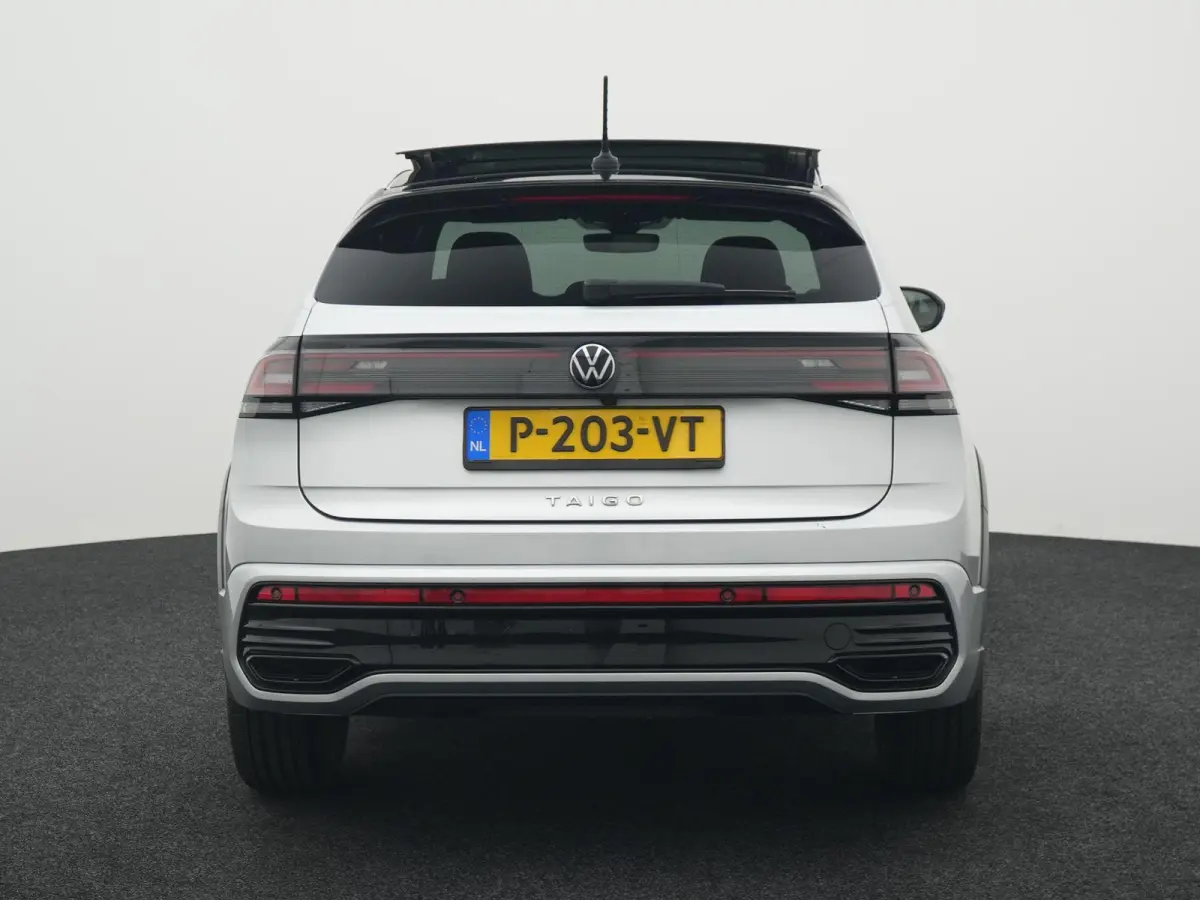 1.0 TSI R-Line AUTOMAAT | BTW AUTO | PANORAMADAK | VIRTUEEL | STOELVERARMING | 3X R-LINE | 18 INCH LMV | NAVIGATIE | CAMERA | APPLE CARPLAY | PDC | 12 MAANDEN BOVAG GARANTIE |