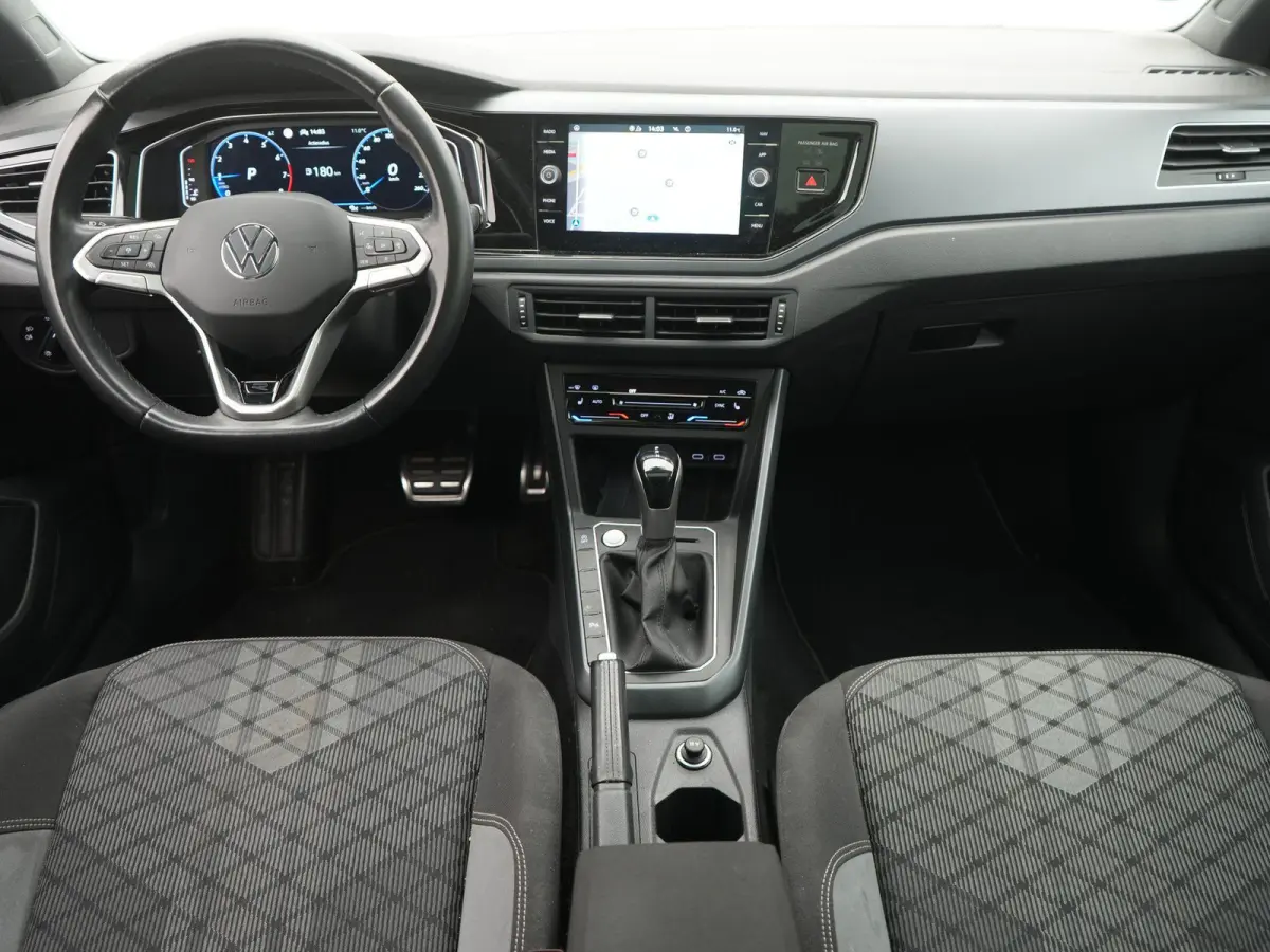 1.0 TSI R-Line AUTOMAAT | BTW AUTO | PANORAMADAK | VIRTUEEL | STOELVERARMING | 3X R-LINE | 18 INCH LMV | NAVIGATIE | CAMERA | APPLE CARPLAY | PDC | 12 MAANDEN BOVAG GARANTIE |