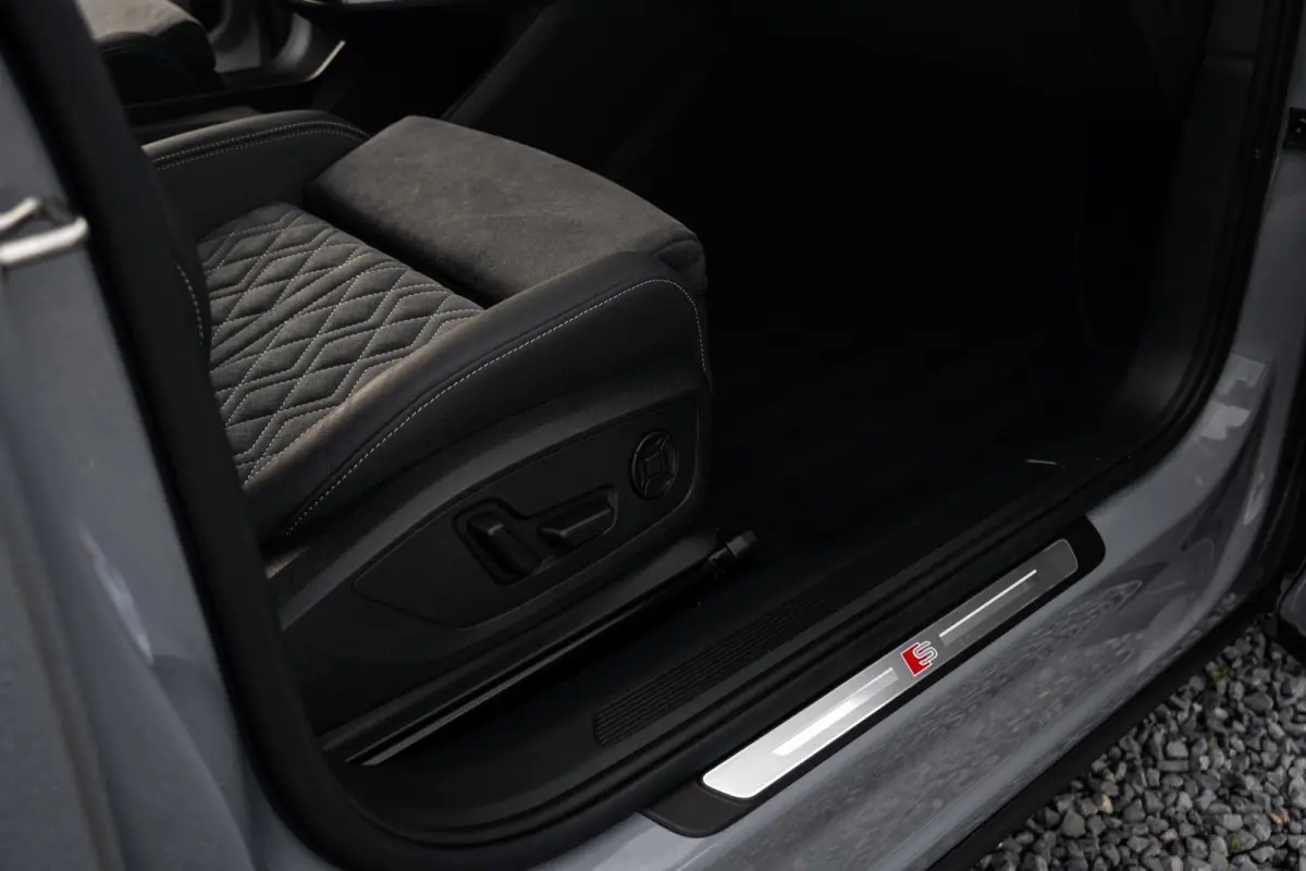 50 Quattro S-Line Competition 77 kWh|BTW|RS Interieur|Nardo Moonstone Grey|Org NL NAP|1 Eig|Head Up|Leder|CarPlay|Led Matrix|ACC|Dealer Onderhouden