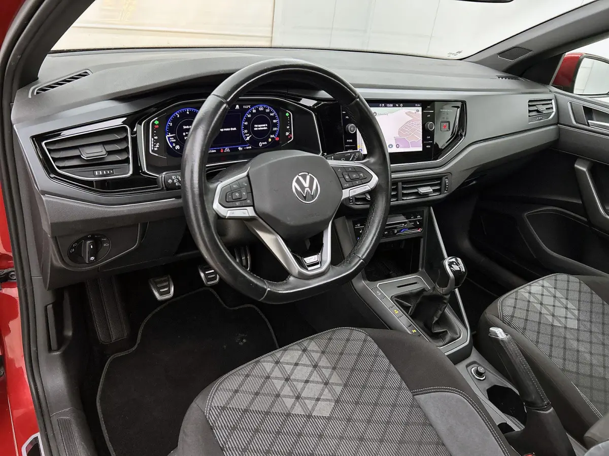 1.0 TSI R-Line Business | 95 PK | Apple Carplay / Android Auto | Stoelverwarming | Parkeercamera | Adaptieve Cruise Control | Navigatie |