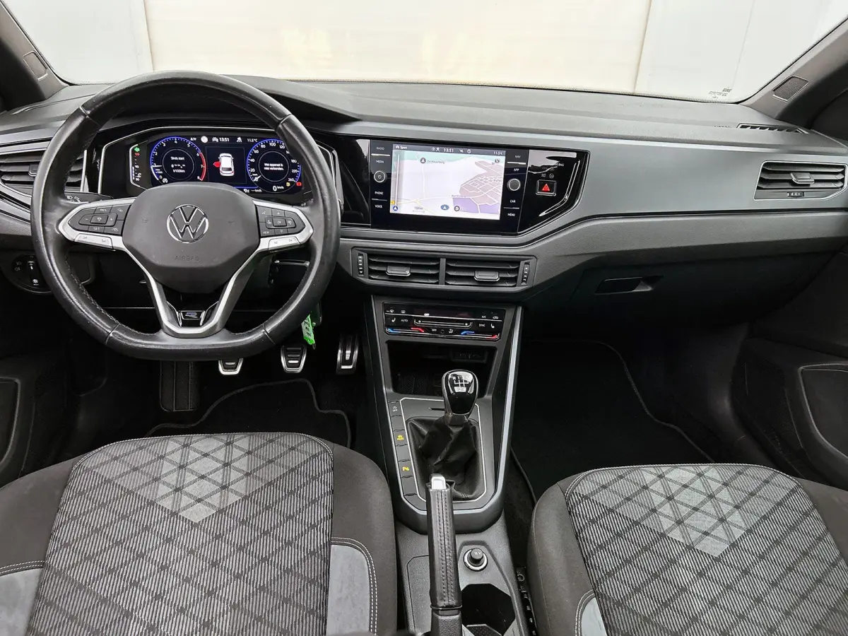 1.0 TSI R-Line Business | 95 PK | Apple Carplay / Android Auto | Stoelverwarming | Parkeercamera | Adaptieve Cruise Control | Navigatie |