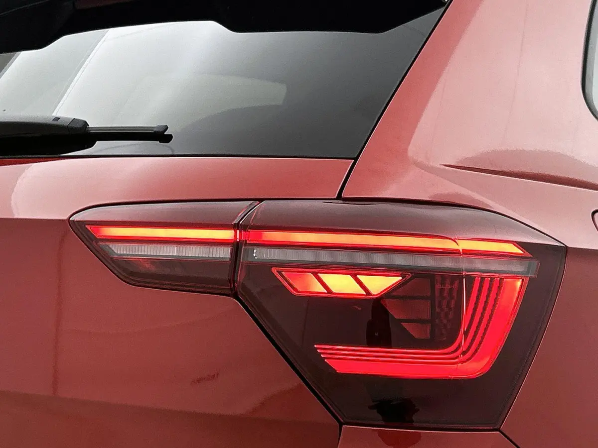 1.0 TSI R-Line Business | 95 PK | Apple Carplay / Android Auto | Stoelverwarming | Parkeercamera | Adaptieve Cruise Control | Navigatie |