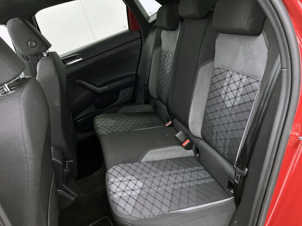 1.0 TSI R-Line Business | 95 PK | Apple Carplay / Android Auto | Stoelverwarming | Parkeercamera | Adaptieve Cruise Control | Navigatie |