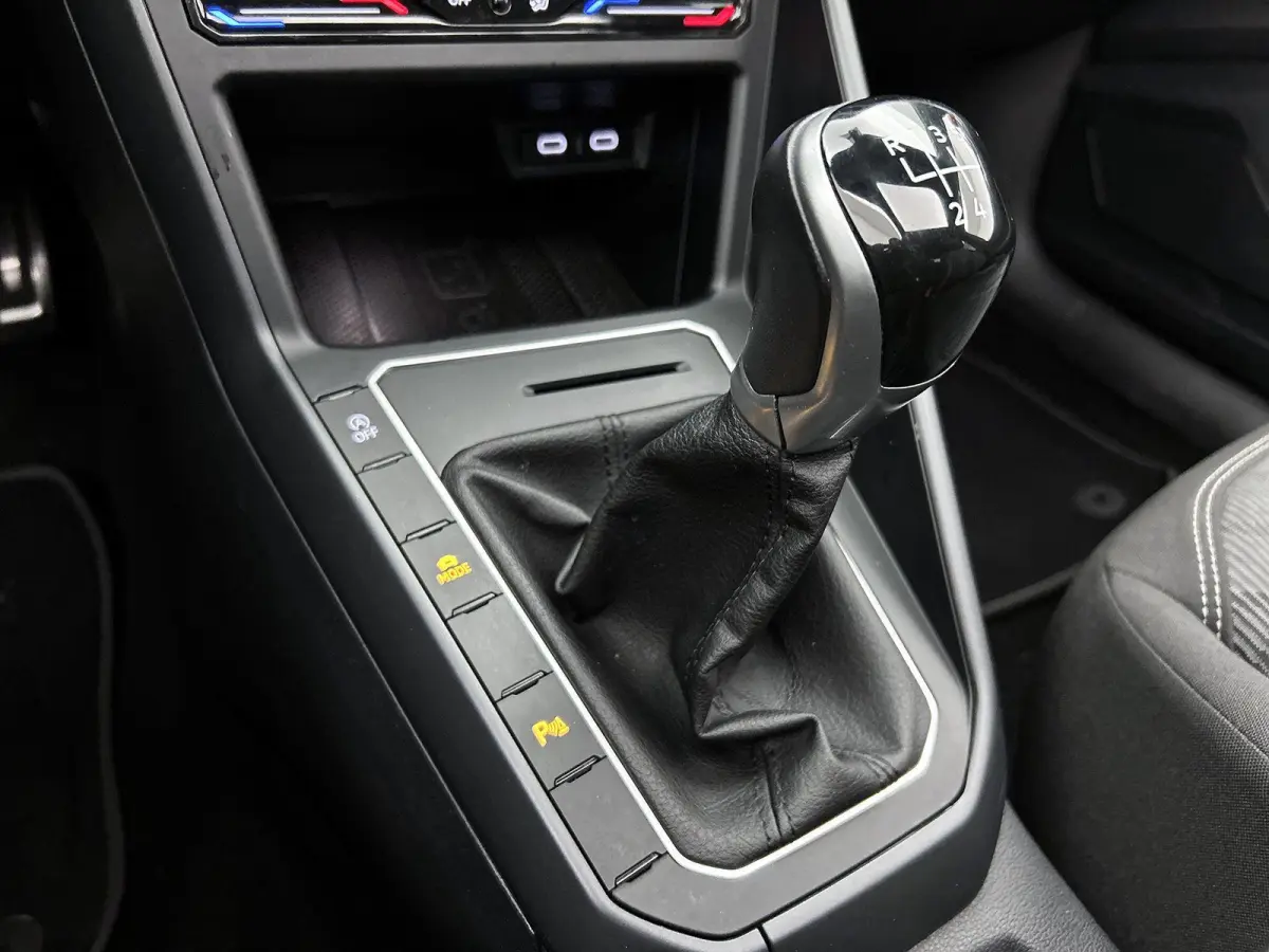 1.0 TSI R-Line Business | 95 PK | Apple Carplay / Android Auto | Stoelverwarming | Parkeercamera | Adaptieve Cruise Control | Navigatie |