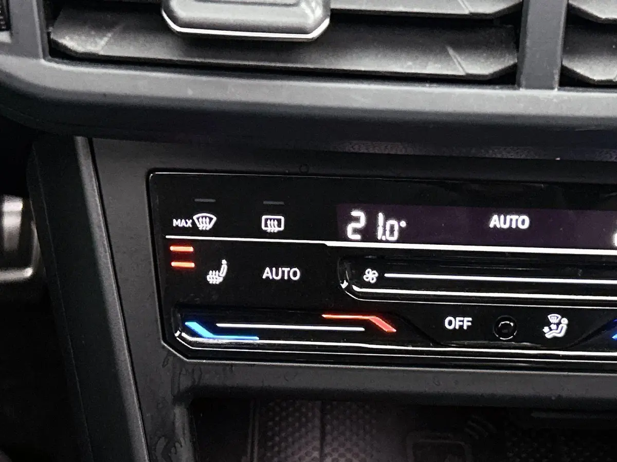 1.0 TSI R-Line Business | 95 PK | Apple Carplay / Android Auto | Stoelverwarming | Parkeercamera | Adaptieve Cruise Control | Navigatie |