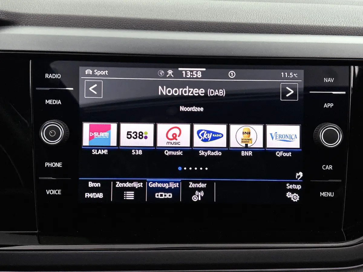 1.0 TSI R-Line Business | 95 PK | Apple Carplay / Android Auto | Stoelverwarming | Parkeercamera | Adaptieve Cruise Control | Navigatie |