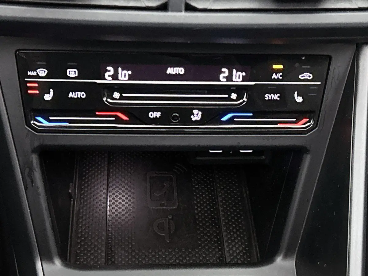 1.0 TSI R-Line Business | 95 PK | Apple Carplay / Android Auto | Stoelverwarming | Parkeercamera | Adaptieve Cruise Control | Navigatie |