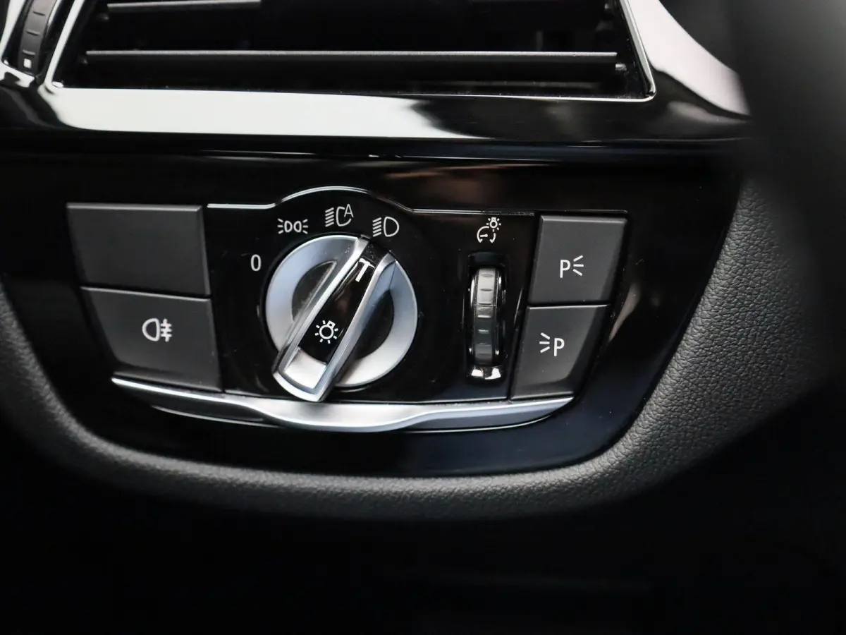 530e 215kW xDrive Auto | Achteruitrijcamera | Apple Carplay | Stoelverwarming | Climate Control | Navigatie | Elektr. achterklep |
