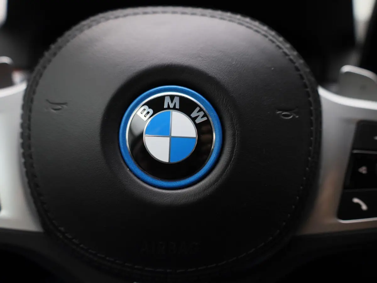 530e 215kW xDrive Auto | Achteruitrijcamera | Apple Carplay | Stoelverwarming | Climate Control | Navigatie | Elektr. achterklep |