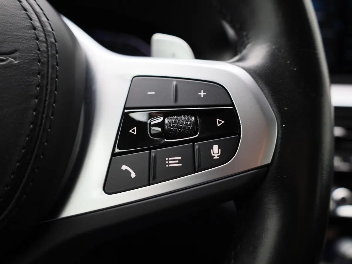 530e 215kW xDrive Auto | Achteruitrijcamera | Apple Carplay | Stoelverwarming | Climate Control | Navigatie | Elektr. achterklep |