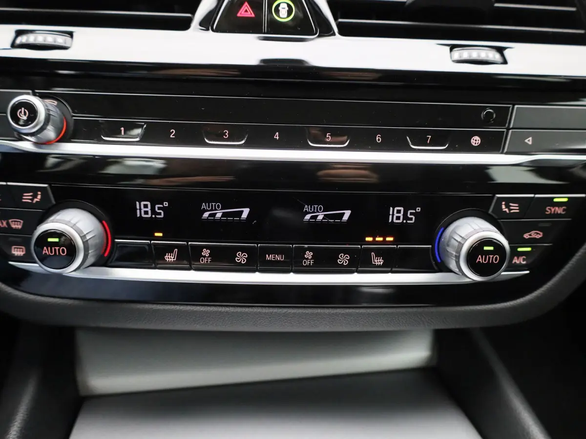 530e 215kW xDrive Auto | Achteruitrijcamera | Apple Carplay | Stoelverwarming | Climate Control | Navigatie | Elektr. achterklep |
