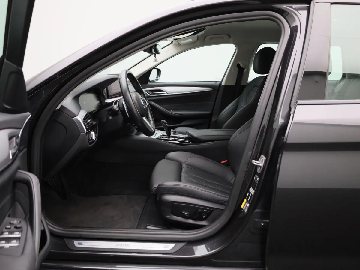 530e 215kW xDrive Auto | Achteruitrijcamera | Apple Carplay | Stoelverwarming | Climate Control | Navigatie | Elektr. achterklep |