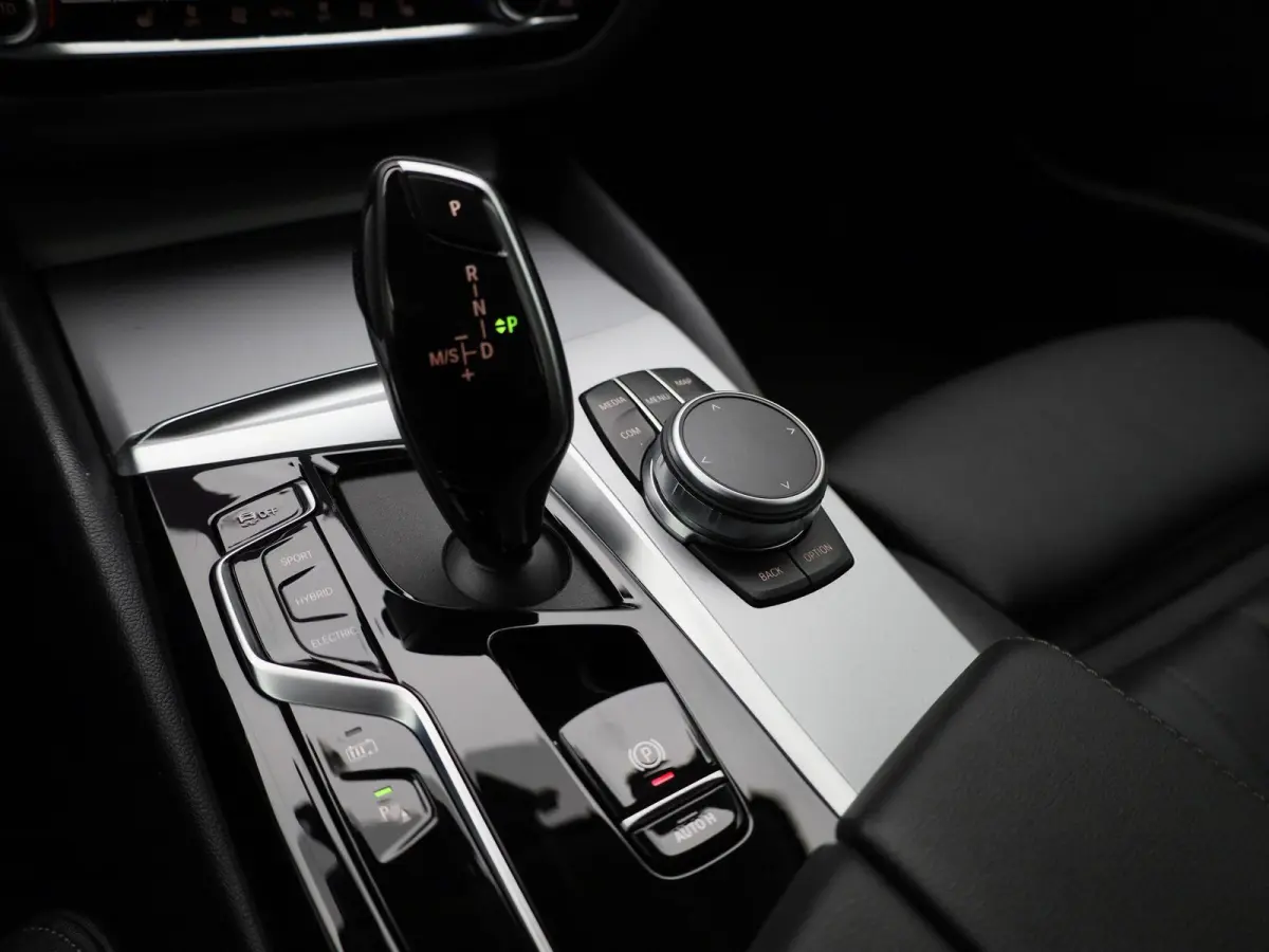 530e 215kW xDrive Auto | Achteruitrijcamera | Apple Carplay | Stoelverwarming | Climate Control | Navigatie | Elektr. achterklep |