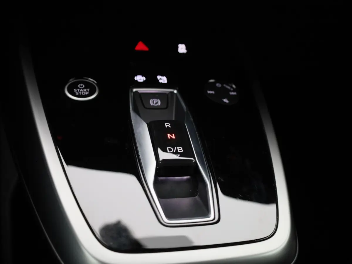 40 Launch edition Advanced Plus 77 kWh 204 PK | Automaat | Navigatie | Camera | Stoelverwarming | Climate Control | Lichtmetalen velgen |