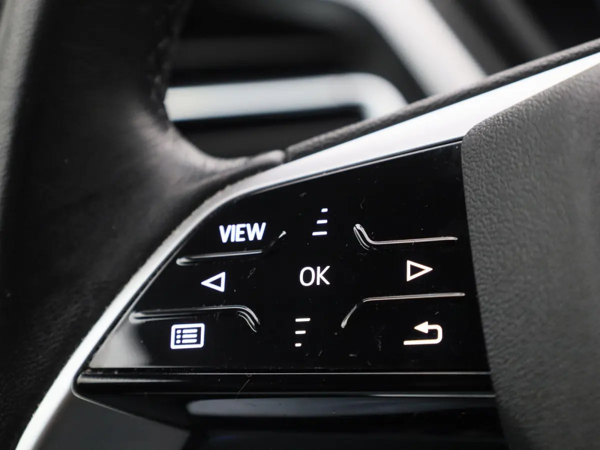 40 Launch edition Advanced Plus 77 kWh 204 PK | Automaat | Navigatie | Camera | Stoelverwarming | Climate Control | Lichtmetalen velgen |
