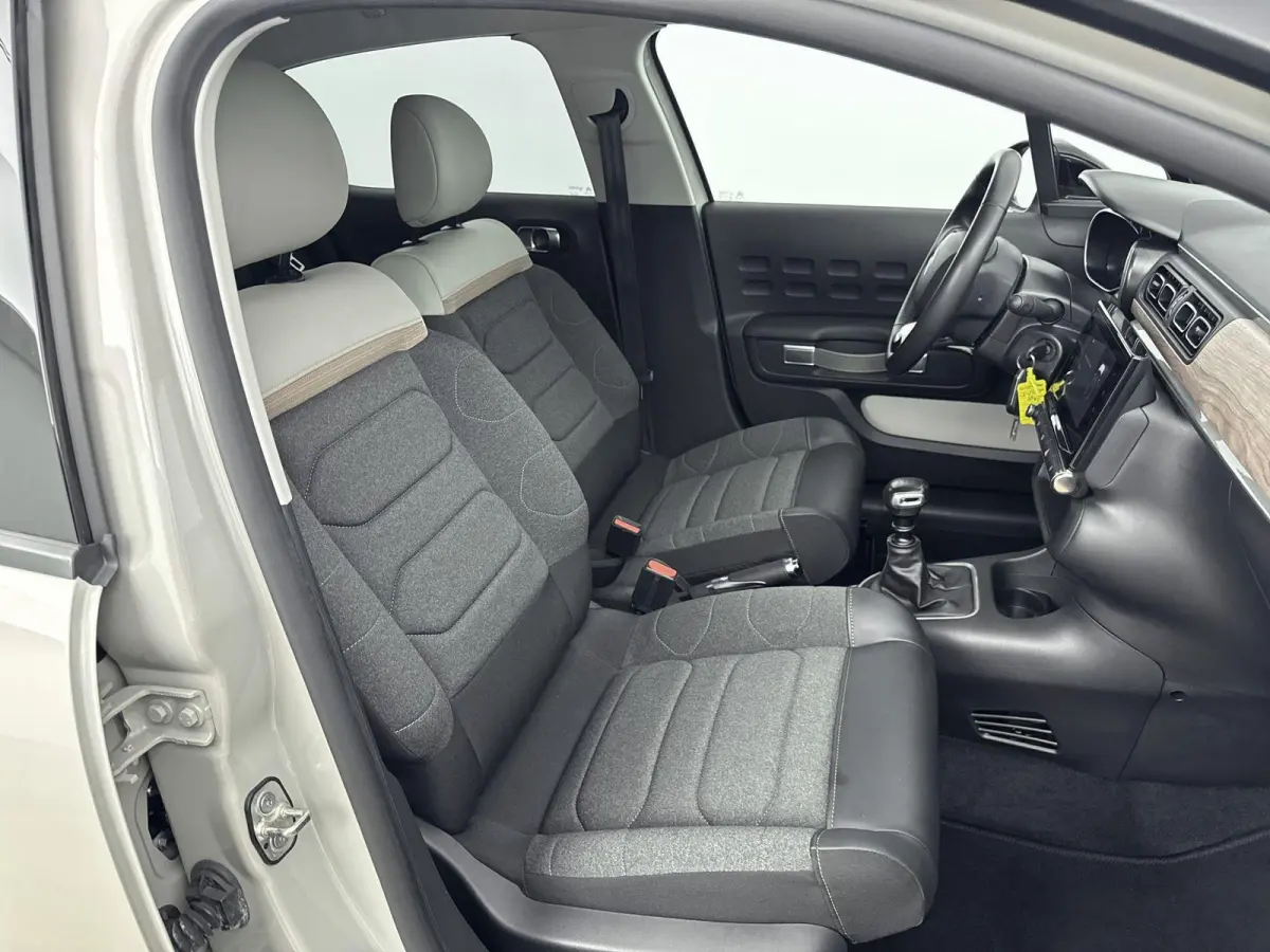 110pk Shine | Camera | Navigatie | CarPlay | Climate Control