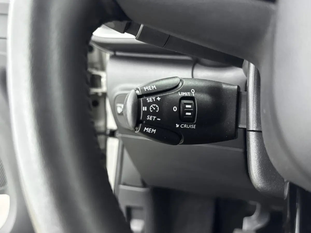 110pk Shine | Camera | Navigatie | CarPlay | Climate Control