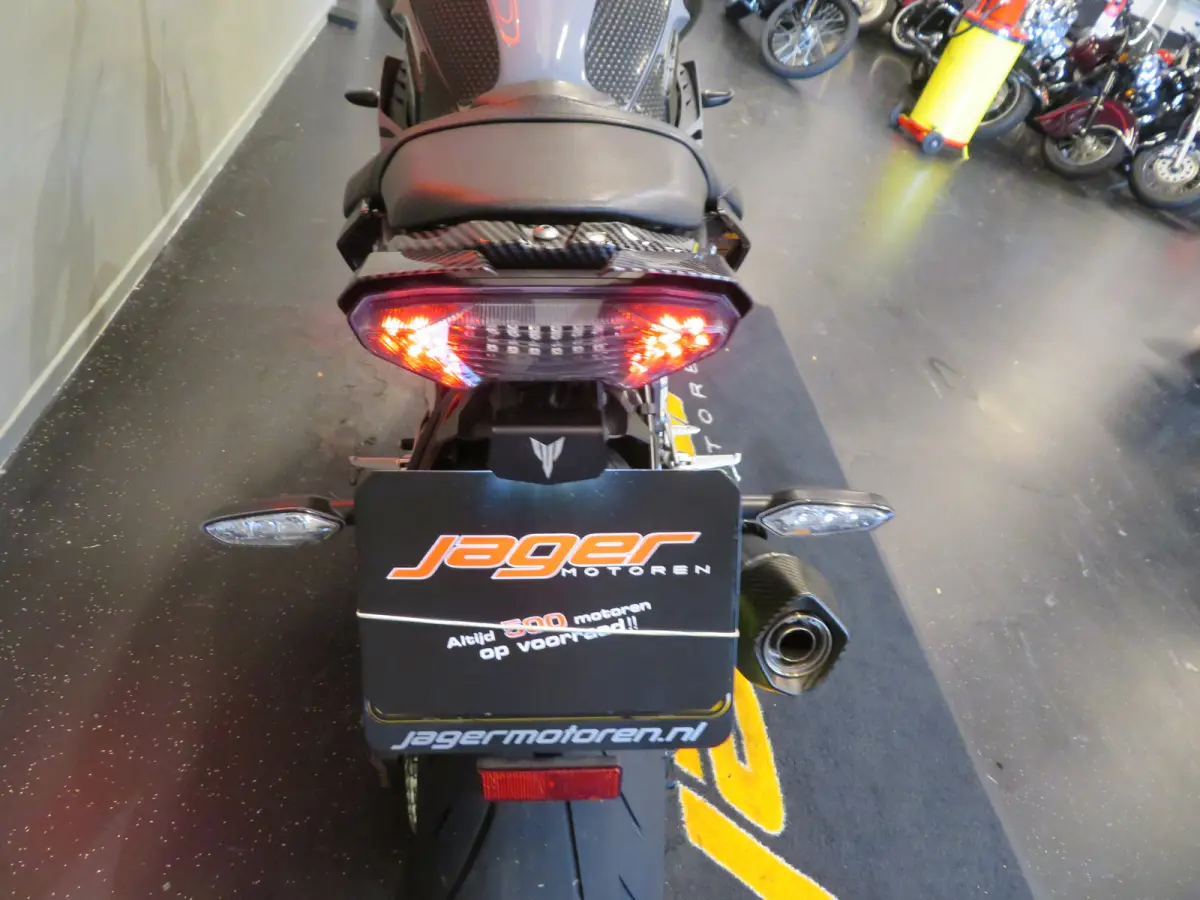 MT10 ARROW ZEER FRAAI!