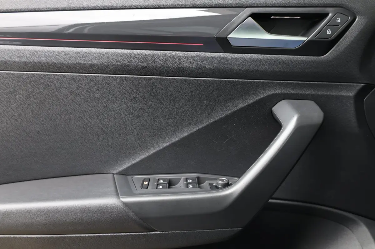2.0 TSI 4Motion 190+PK R-LINE LED/VIRTUAL/SFEER/PANO/LEER+S.VERWARMING/19" LMV/PDC/ACC/12 MND GARANTIE!