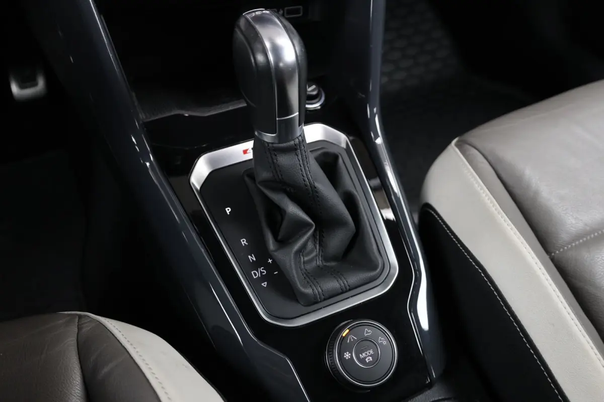 2.0 TSI 4Motion 190+PK R-LINE LED/VIRTUAL/SFEER/PANO/LEER+S.VERWARMING/19" LMV/PDC/ACC/12 MND GARANTIE!