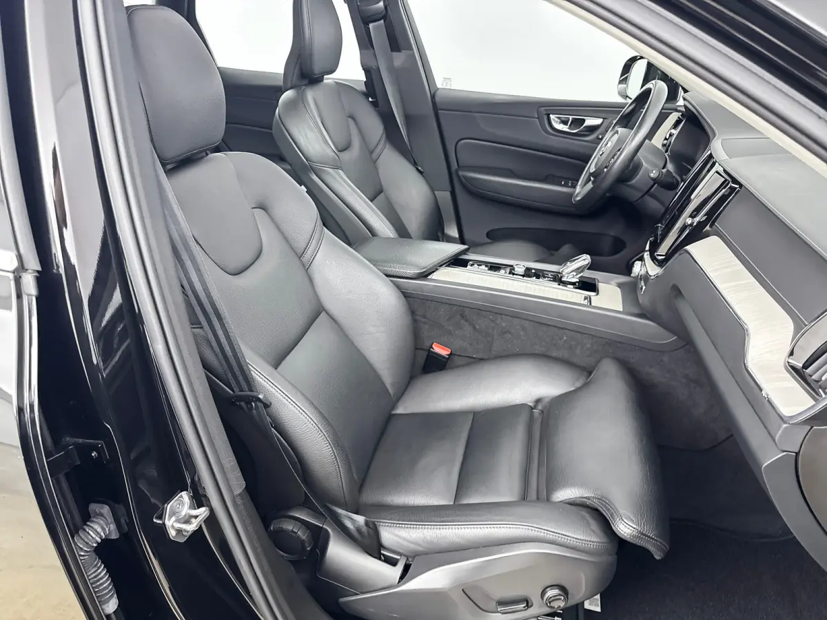 T6 Recharge Inscription | 19" | Parkeercamera | Panoramadak | Adaptieve Cruise | BLIS | Elektr. verst. best. Stoel | Stoel/Stuurverwarming