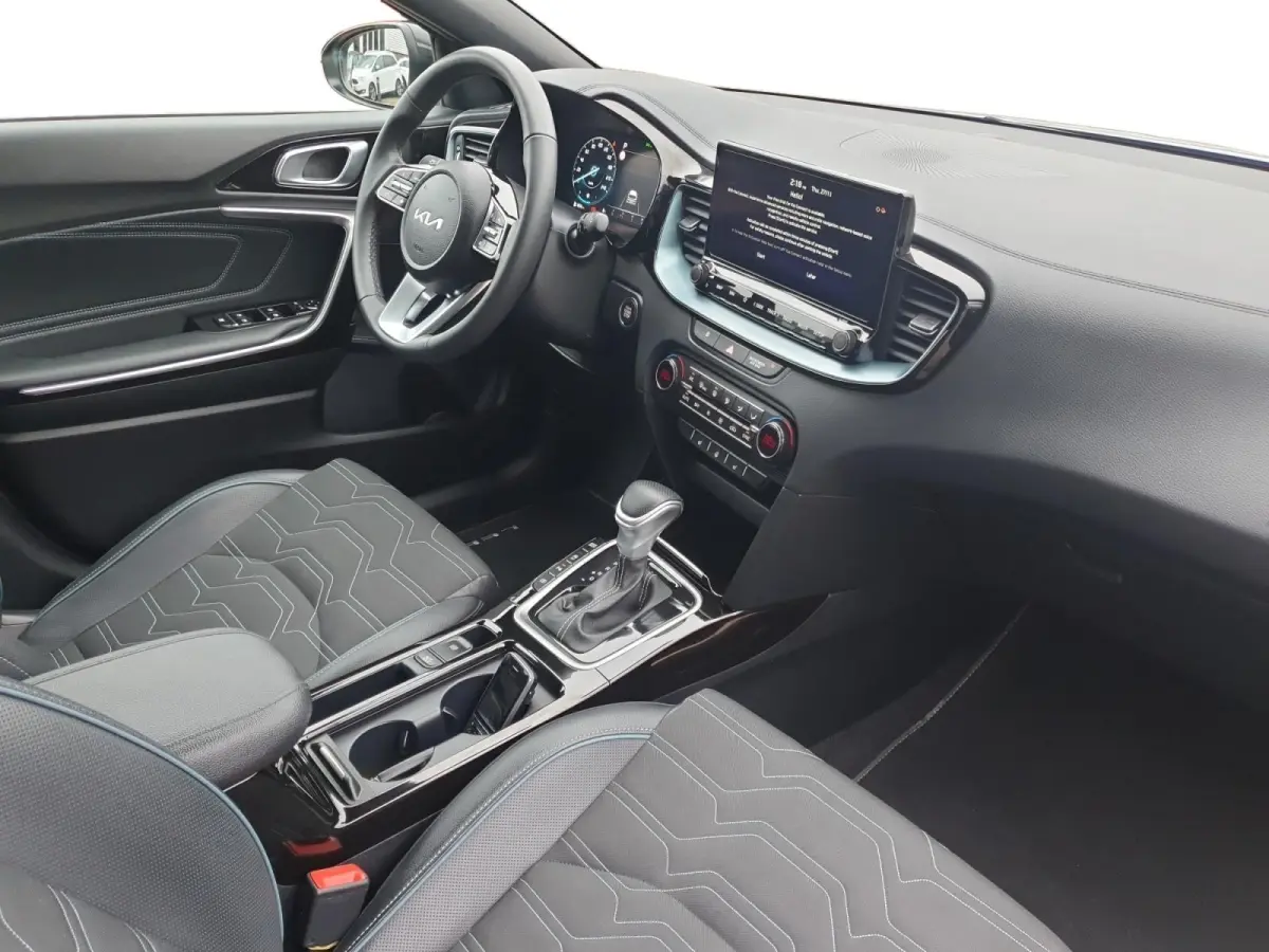 1.0T MHEV Design Edition | Stoel en stuurverwarming | Dodehoek detectie |  Navigate | Camera | Parkeersensoren voor en achter | Elektrische achterklep | JBL sound |