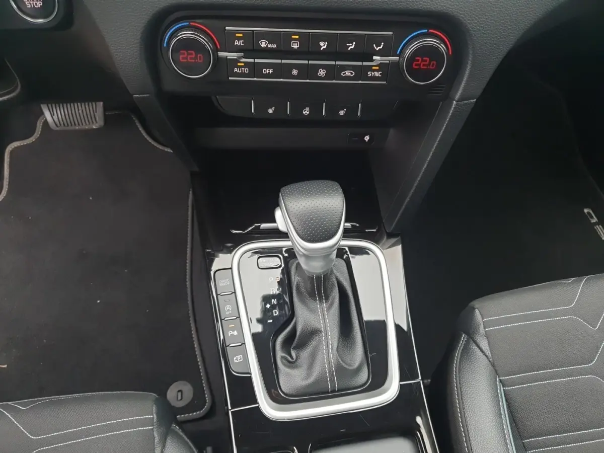 1.0T MHEV Design Edition | Stoel en stuurverwarming | Dodehoek detectie |  Navigate | Camera | Parkeersensoren voor en achter | Elektrische achterklep | JBL sound |