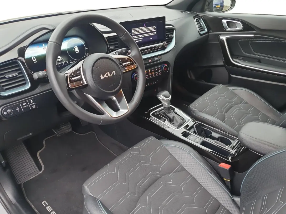 1.0T MHEV Design Edition | Stoel en stuurverwarming | Dodehoek detectie |  Navigate | Camera | Parkeersensoren voor en achter | Elektrische achterklep | JBL sound |