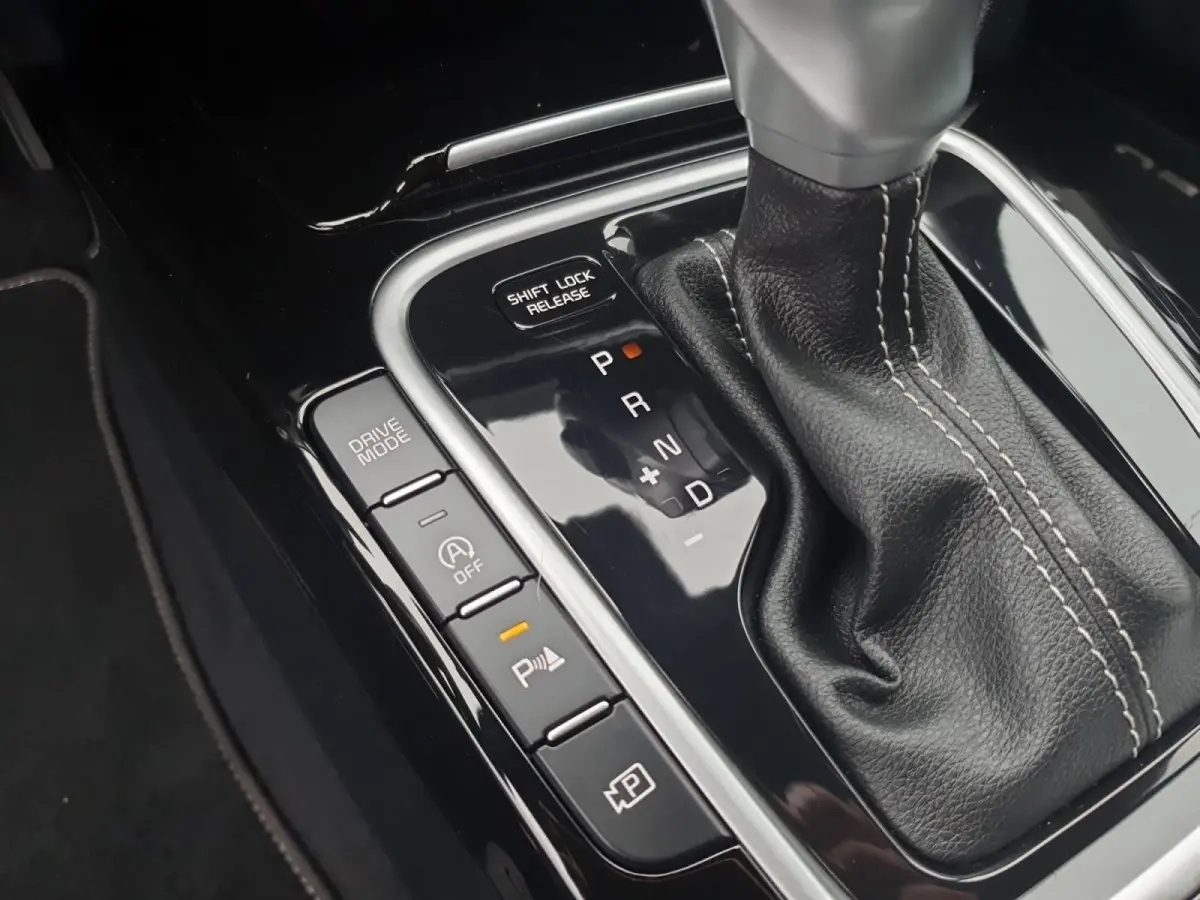 1.0T MHEV Design Edition | Stoel en stuurverwarming | Dodehoek detectie |  Navigate | Camera | Parkeersensoren voor en achter | Elektrische achterklep | JBL sound |