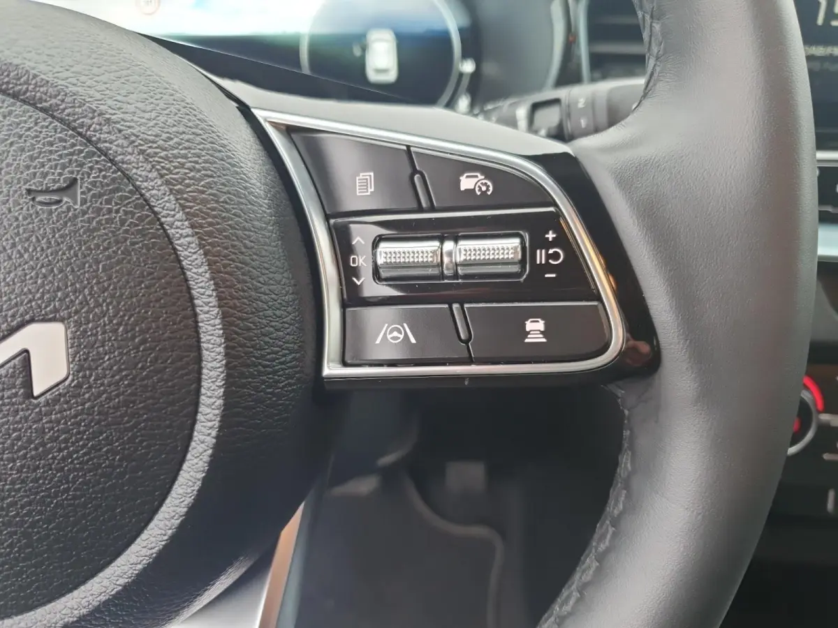 1.0T MHEV Design Edition | Stoel en stuurverwarming | Dodehoek detectie |  Navigate | Camera | Parkeersensoren voor en achter | Elektrische achterklep | JBL sound |