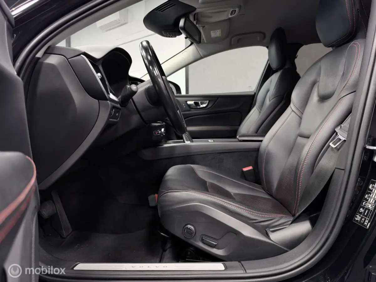 2.0 B3 Momentum Advantage ORIGINEEL NL / LEDEREN INTERIEUR / STOEL+STUURVERWARMING