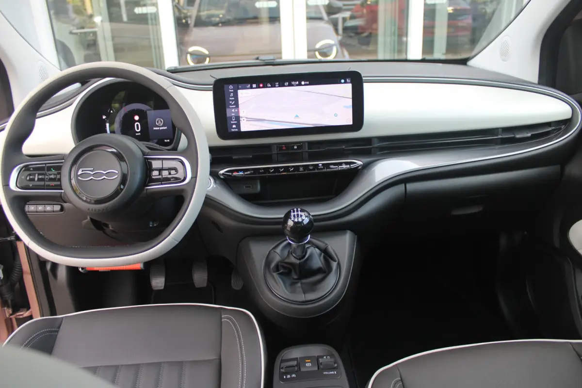 1.0 Hybrid La Prima | PANORAMADAK | DRAADLOZE APPLE CARPLAY/ANDROID AUTO | DRAADLOZE TELEFOONLADER | LEDER BEKLEDING | ACHTERUITRIJ CAMERA  | PARKEERSESOREN ACHTER | 17" LICHTMETALEN VELGEN 