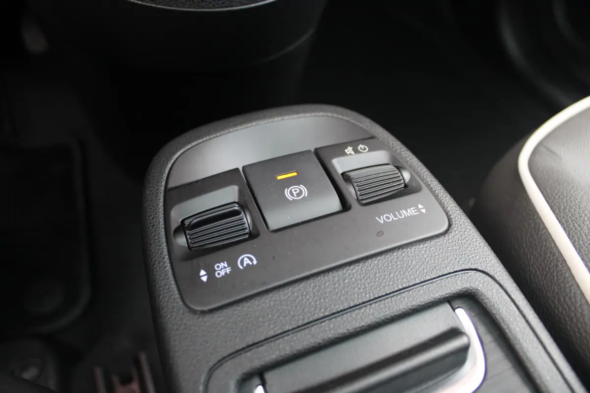 1.0 Hybrid La Prima | PANORAMADAK | DRAADLOZE APPLE CARPLAY/ANDROID AUTO | DRAADLOZE TELEFOONLADER | LEDER BEKLEDING | ACHTERUITRIJ CAMERA  | PARKEERSESOREN ACHTER | 17" LICHTMETALEN VELGEN 